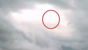 Kvinden filmer en hemmelighedsfuld skikkelse, som gik rundt på skyen. Optagelsen